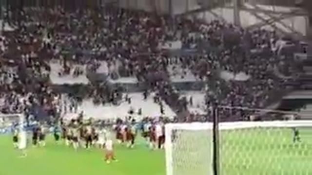 Rellen in stadion Velodrome Marseille. смотреть онлайн