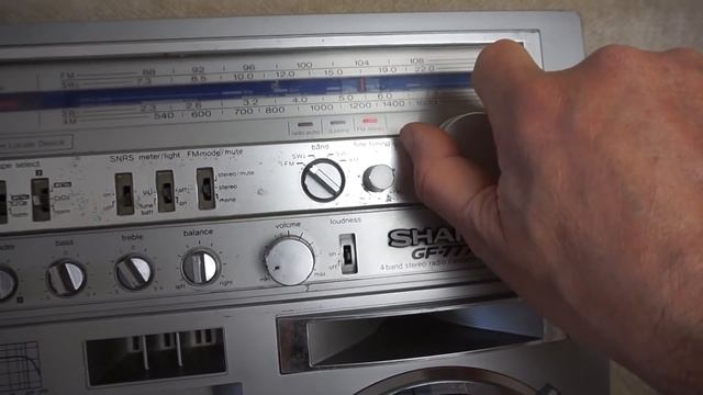 Sharp GF-777Z.  - Она ж хрипит, она же грязная, и глаз подбит, и ноги разные...