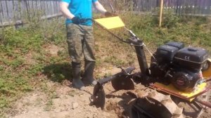 Нарезка борозд дисковым окучником на мотоблоке (Целина 8.0 л.с.)