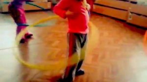 Малыши 2-3 года крутят обруч. Танцы с обручем