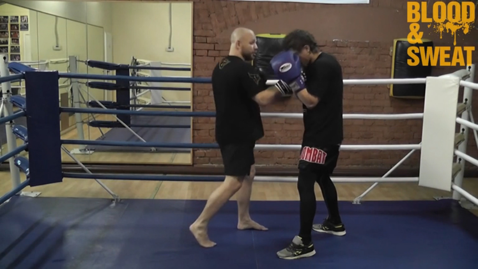 Бокс. Сдвоенный апперкот в ближнем бою. Boxing. Double uppercut on close distance. смотреть онлайн