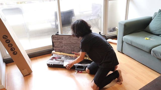 Unboxing Fender American Ultra Stratocaster Texas Tea ! MY VERY FIRST FENDER ! смотреть онлайн