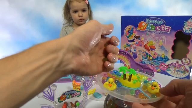 Катя и новая игрушка с водяными шариками