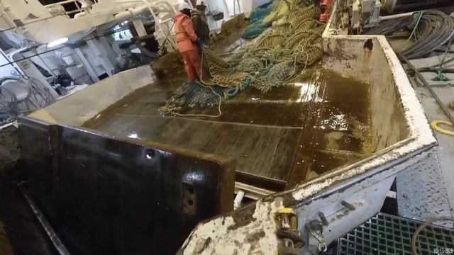 Подъем постановка тралов. Рыбалка. Двухтральщик смотреть онлайн