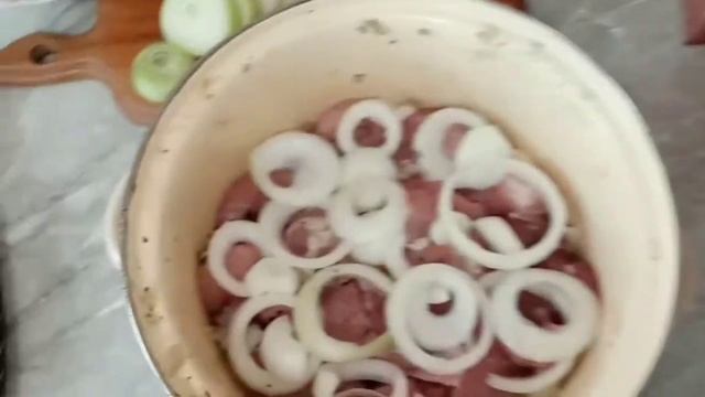 Нарезка и маринад мяса на шашлык смотреть онлайн