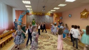 Танец с букварями на Выпускном утреннике.