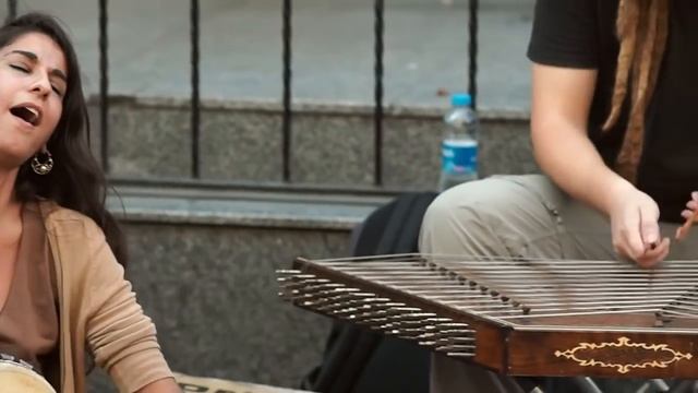 Уличные музыканты. Красивый голос девушки. смотреть онлайн