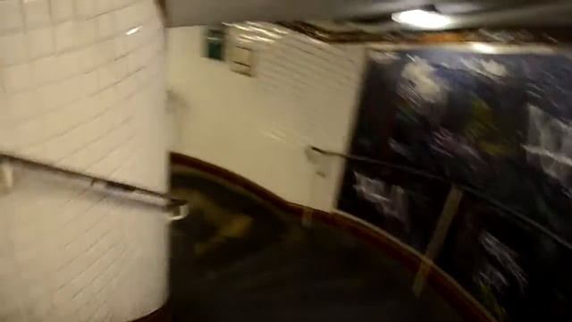 Paris Travel: Graffiti walls in Montmartre Metro Abbesses, Paris, France смотреть онлайн