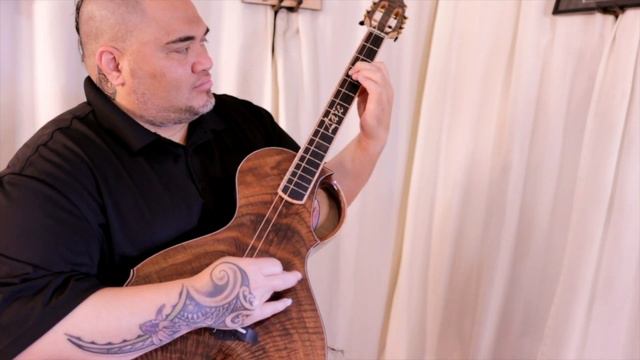 Pahu Kani Requinto baritone (ukulele review & Sound Sample) смотреть онлайн