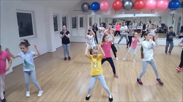 Alvaro Soler - "Sofia" (Zumba® Kids Choreography) - (VIEWABLE ON DESKTOP/LAPTOP ONLY) смотреть онлайн