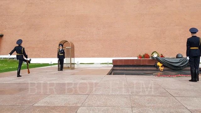 СМЕНА ПОЧЕТНОГО КАРАУЛА У ВЕЧНОГО ОГНЯ В МОСКВЕ.Change of the guard of honor at the Eternal Flame . смотреть онлайн