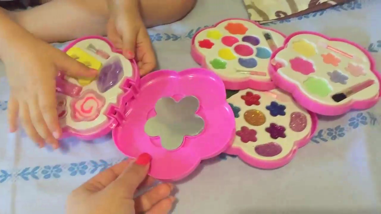 Косметика для девочек. Набор детской косметики. Open makeup children set смотреть онлайн