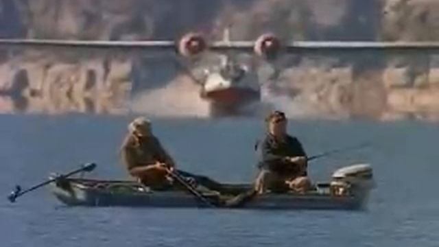 SPECTACULAR WATER PLANE (CATALINA) NEARLY CUTS FISHERMENS HEADS OFF смотреть онлайн
