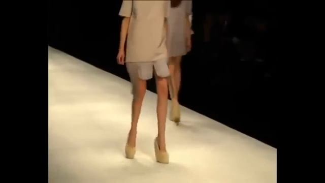 2017 TOP 10 Catwalk Fails Compilation: From High Fashion Straight to the Floor смотреть онлайн