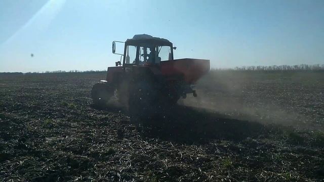 Вносим селитру по 100 кг под сев кукурузы. смотреть онлайн