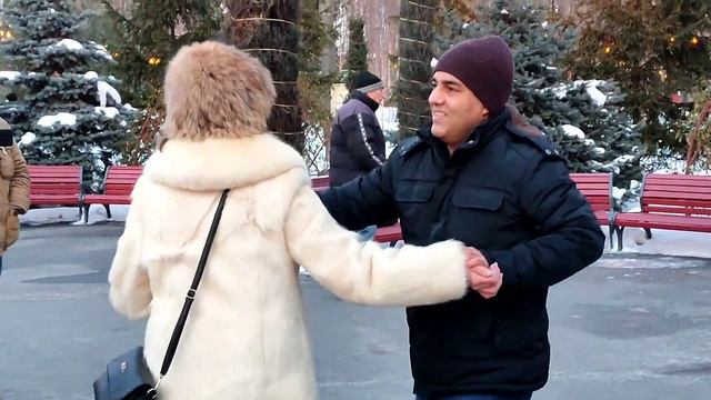 ПОЛЕВЫЕ ЦВЕТЫ СОБЕРУ БУКЕТ!???/ТАНЦЫ В ПАРКЕ ГОРЬКОГО ХАРЬКОВ ФЕВРАЛЬ 2022 смотреть онлайн