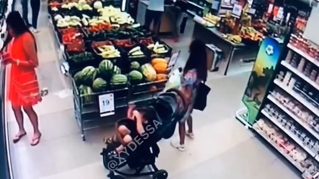 В магазине воровка вытащила телефон из коляски с ребенком