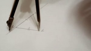 Построение высоты равнобедренного треугольника с помощью циркуля и линейки
