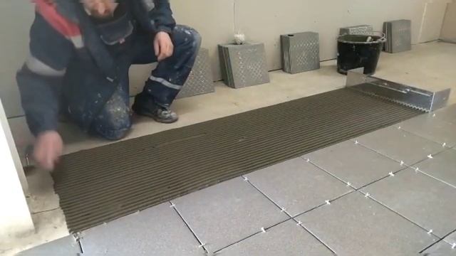 УНИВЕРСАЛЬНАЯ гребёнка для НАНЕСЕНИЯ клея в ДЕЛЕ! Укладка плитки. смотреть онлайн