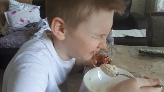 Как заставить ребёнка есть овсянку? Отбери телефон....