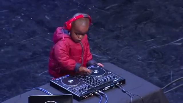 Маленький диджей раскачал зал смотреть онлайн