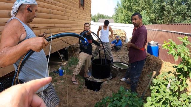 Опускаем металлический кессон для скважины, первый запуск воды смотреть онлайн