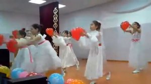 Б Тұрсынов мектебі.Аналарға арналған би