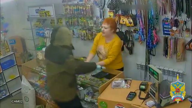 В ПОДМОСКОВЬЕ на зоомагазин напал грабитель с зонтиком