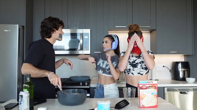 BLIND, DEAF, & MUTE BAKING CHALLENGE смотреть онлайн