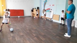 Занятие по футболу с детьми подготовительной группы, возраст 6-7 лет
