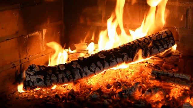 Уютный камин - Потрескивающий камин с горящими бревнами и звуками огня (Full HD 4K) смотреть онлайн