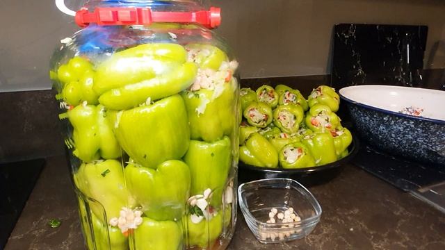 ПЕРЦЫ ФАРШИРОВАННЫЕ ОВОЩАМИ.ОЧЕНЬ ВКУСНЫЙ И РЕДКИЙ РЕЦЕПТ. ТУРЕЦКОЕ ТУРШУ НА ЗИМУ. смотреть онлайн