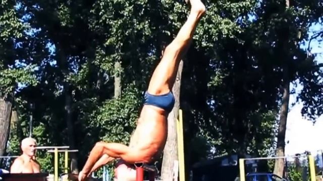Дед-атлет отжигает на площадке 71 years Оld man ghetto workout training смотреть онлайн