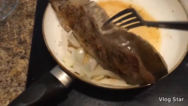 Сом в сметанном соусе с помидорками на луковой подушке! смотреть онлайн