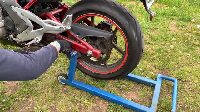 Как обслужить цепь на мотоцикле за 5 минут.Kawasaki ER-6f.Мото каникулы смотреть онлайн