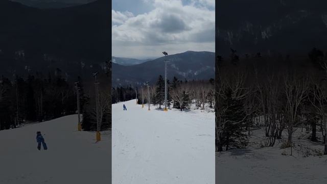 Спуск на горных лыжах по южному склону Горного Воздуха Южно-Сахалинска. Alpine ski. смотреть онлайн