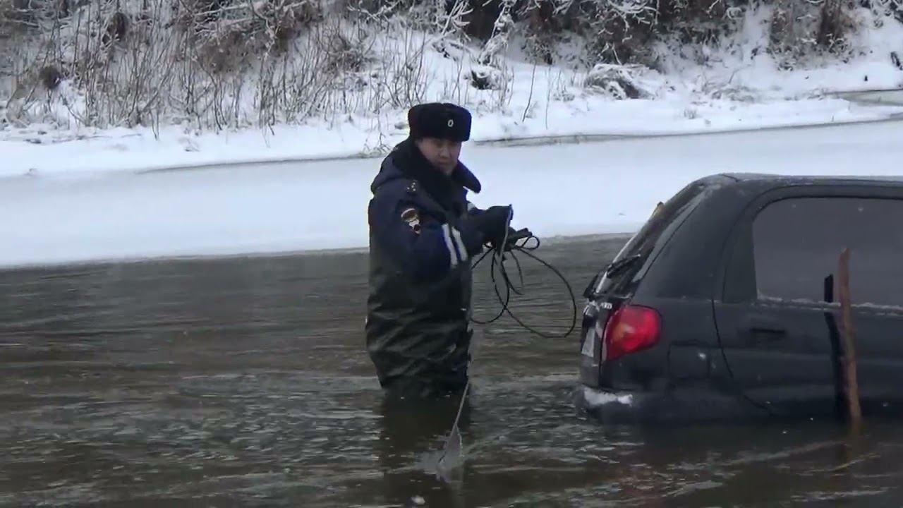 В Костромской области полицейские помогли женщине, упавшей на машине в реку смотреть онлайн