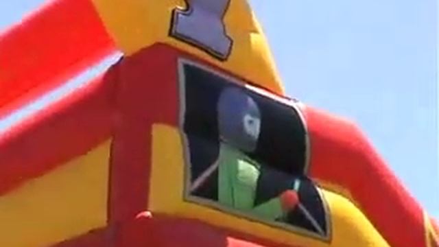 Гигантская надувная горка смотреть онлайн