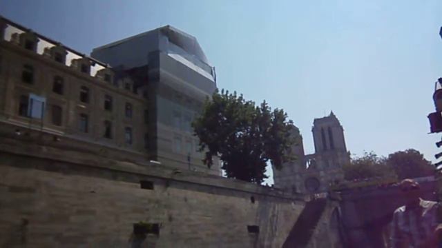 Плывём по Сене мимо собора Нотр-Дам. смотреть онлайн