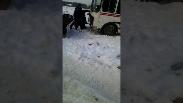 Автобус застрял смотреть онлайн