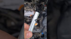 Открутить свечу зажигания Renault или Nissan 1,6 л, 2 л, 2,5 л