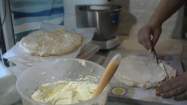 Как приготовить заранее меренговые коржи, как их хранить. Сборка и оформление меренгового торта смотреть онлайн