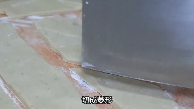 好心给亮亮买了新床垫，结果被他狠踢一脚，赶紧做个红薯角角清醒一下【胖手手丹丹】 смотреть онлайн