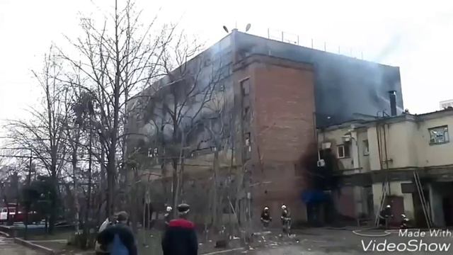 ПОЖАР!!! В КРАСНОДАРЕ ГОРИТ ЗАВОД.Ул.Кожевенная.КАК РАБОТАЕТ МЧС смотреть онлайн
