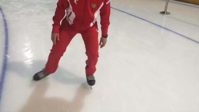Урок 3 Повороты на коньках. Как кататься на коньках? смотреть онлайн