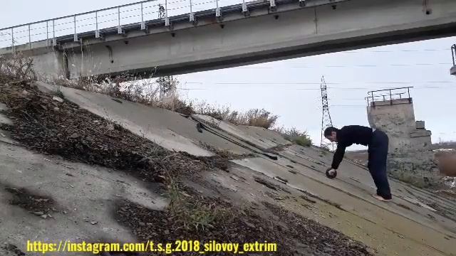 Необычное упражнение для пресса и ног с гимнастическим роликом полный выезд на возвышенность смотреть онлайн