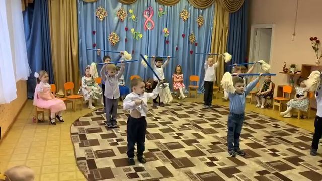 Весёлый танец малышей со швабрами. смотреть онлайн