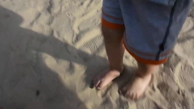 Children play in the playground/дети играют на детской площадке смотреть онлайн