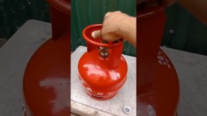 Заправляю пятилитровые пропановые баллоны от большого 50 литрового