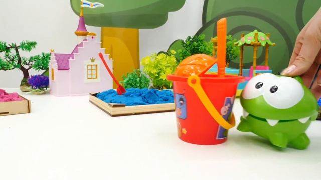 Ам Ням лепит поезд из песка! Песочница для малышей и развивающие мультики для детей смотреть онлайн